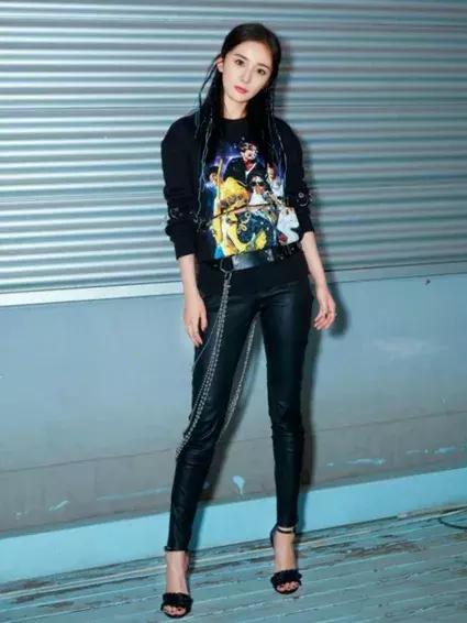 跟随杨幂的时尚脚步,探索自然美景与时尚穿搭的和谐之旅