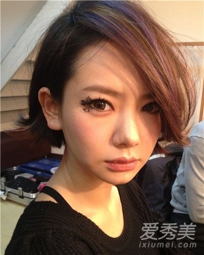 戚薇最新短发发型，时尚与友情的温馨故事图片集