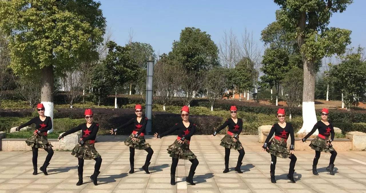 春英最新广场舞水兵舞,舞动中的温情与陪伴之美