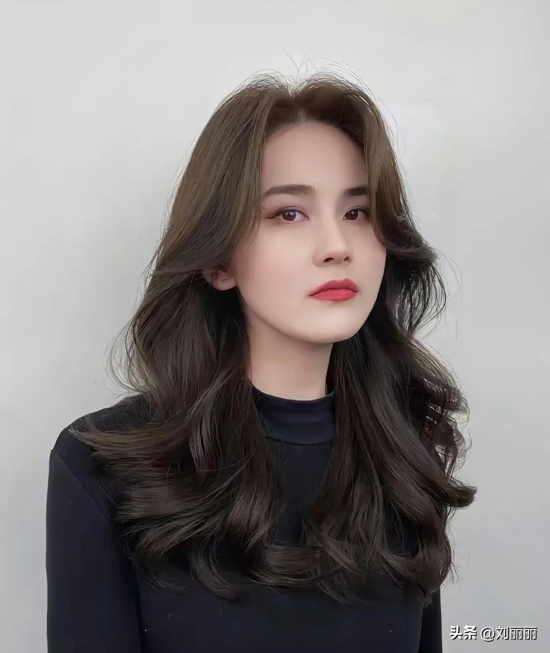 最新潮流发型引领时尚潮流,惊艳你的美!